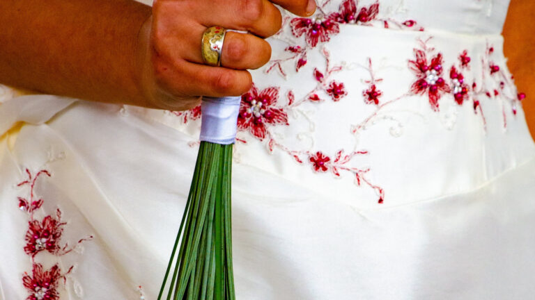 Comment créer un faire-part de mariage décoratif ?
