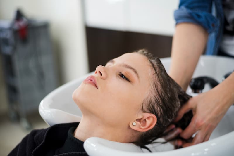 En pleine routine de soins des cheveux