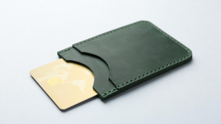 Porte-carte ou portefeuille : quel accessoire pour un look moderne ?